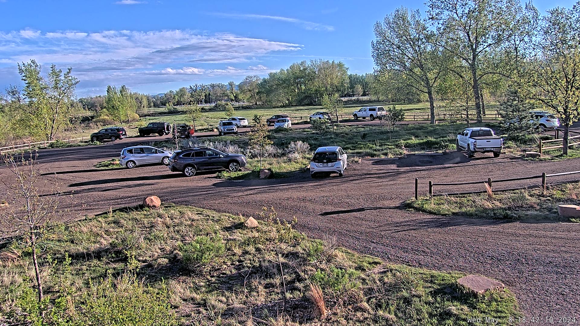 Live view of the Pella Crossing Trailhead parking lot
